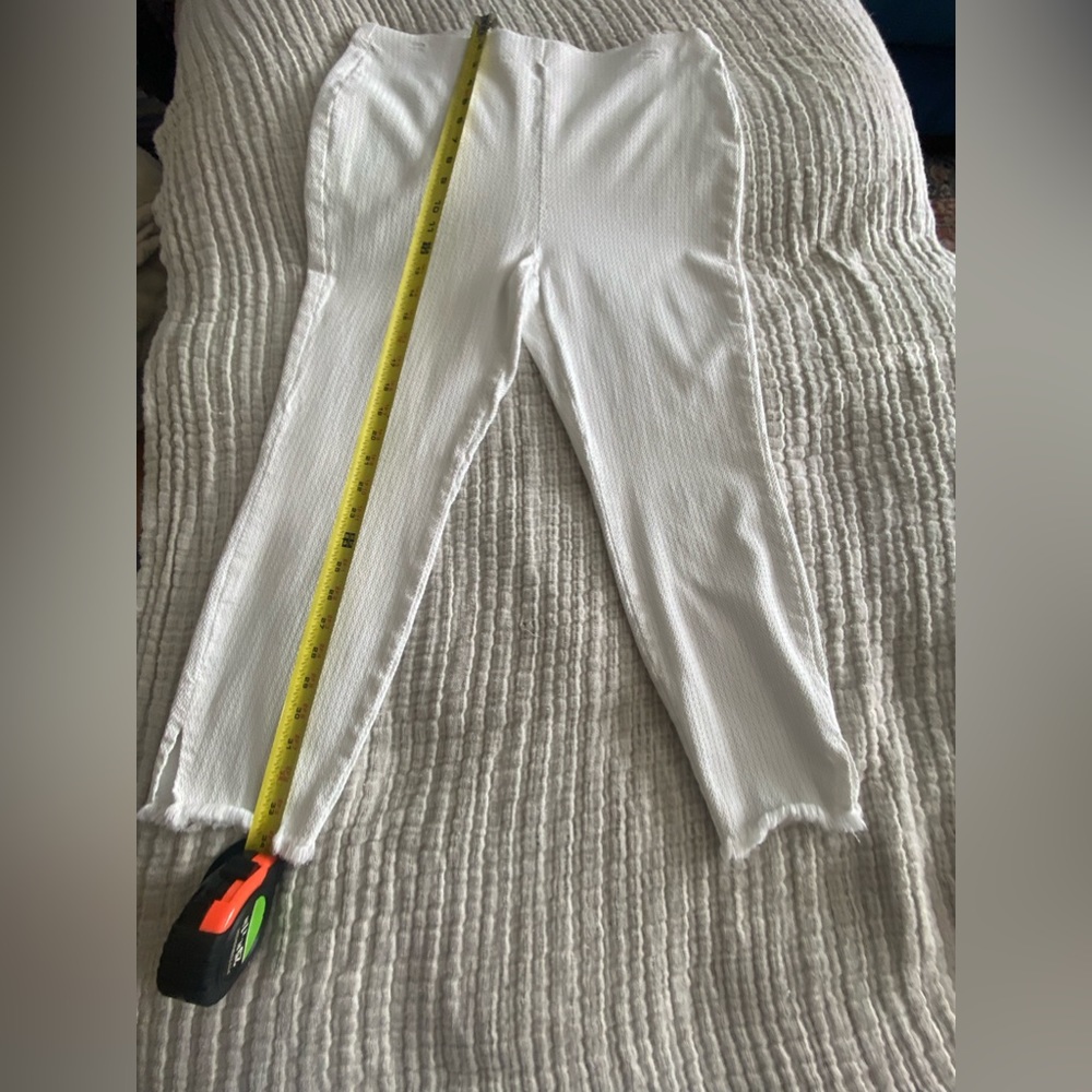 Alfani pants women’s size 12 with elasticized waistband.Stretch.Fringed hem.